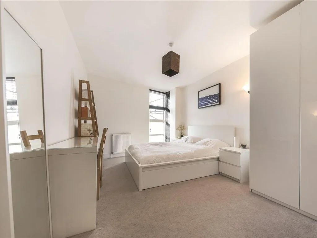 Flat Carpenter's Place in Greater London