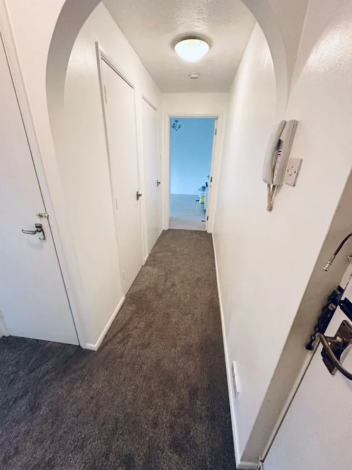 Flat Rossignol Gardens in Greater London