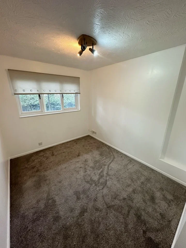 Flat Rossignol Gardens in Greater London