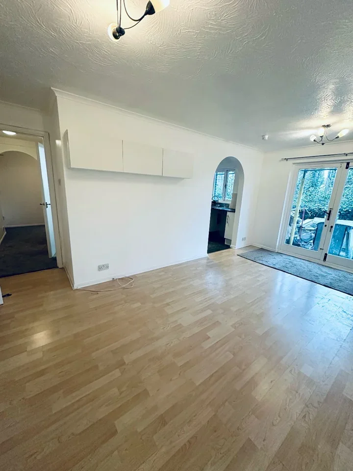 Flat Rossignol Gardens in Greater London