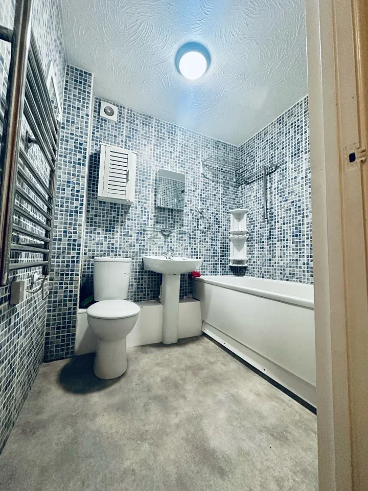 Flat Rossignol Gardens in Greater London