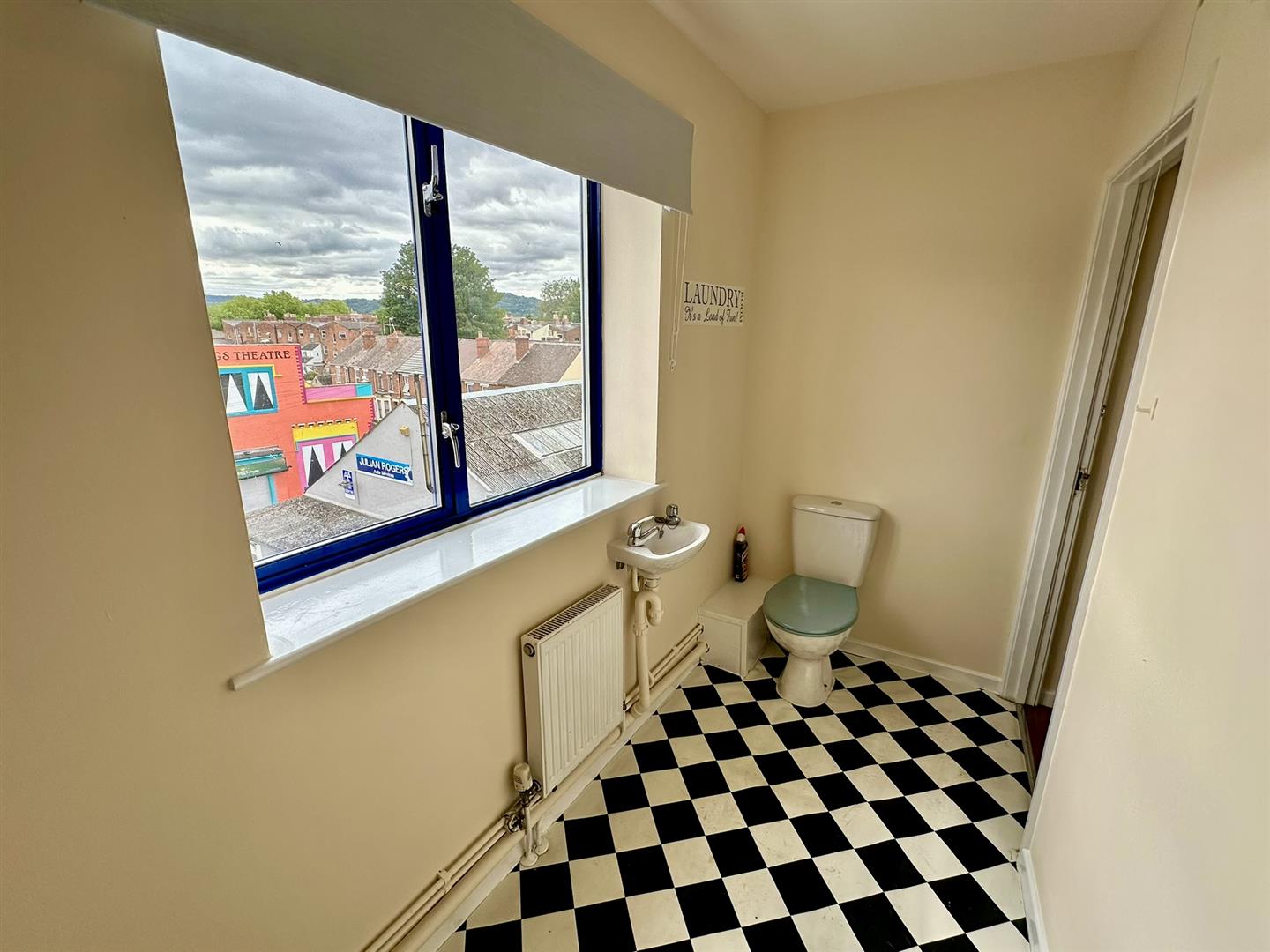 Flat Hampden Way in Gloucester
