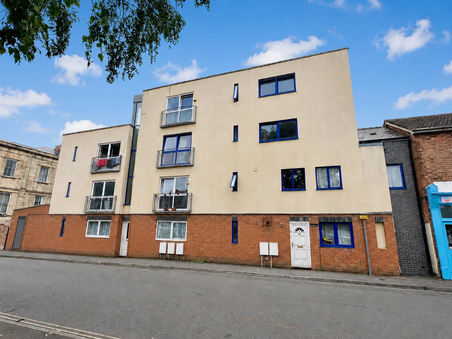 Flat Hampden Way in Gloucester