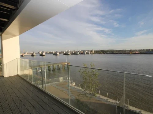 Flat Starboard Way in London