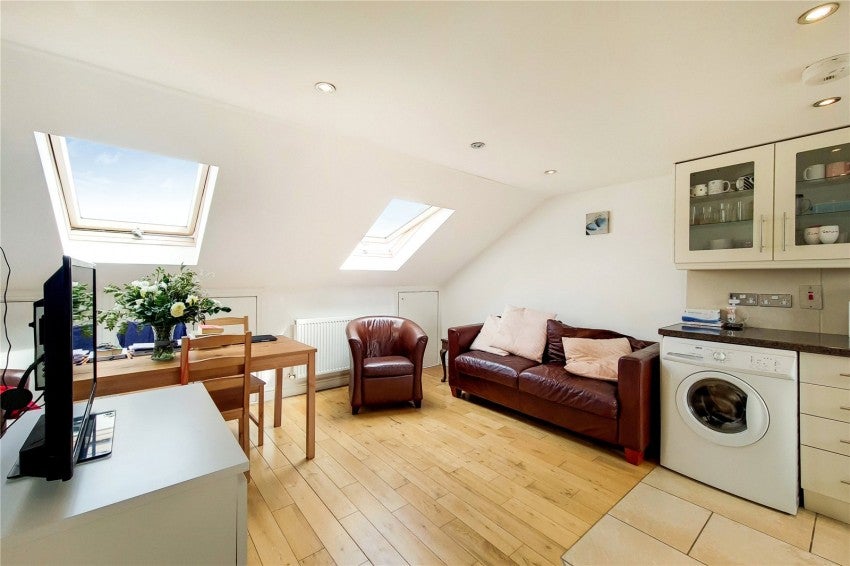 Flat Cathnor Road in Greater London