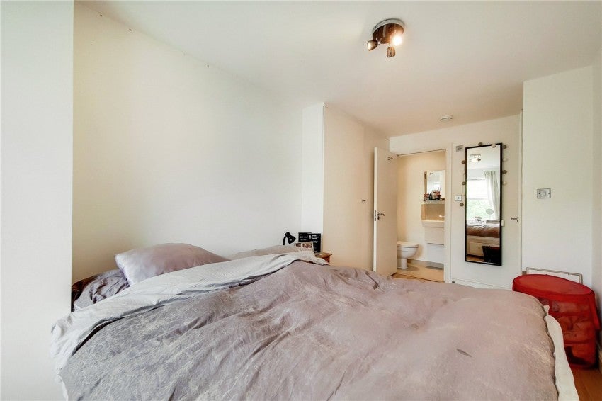 Flat Cathnor Road in Greater London