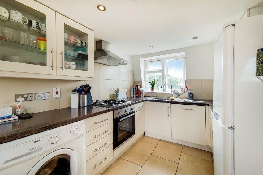 Flat Cathnor Road in Greater London