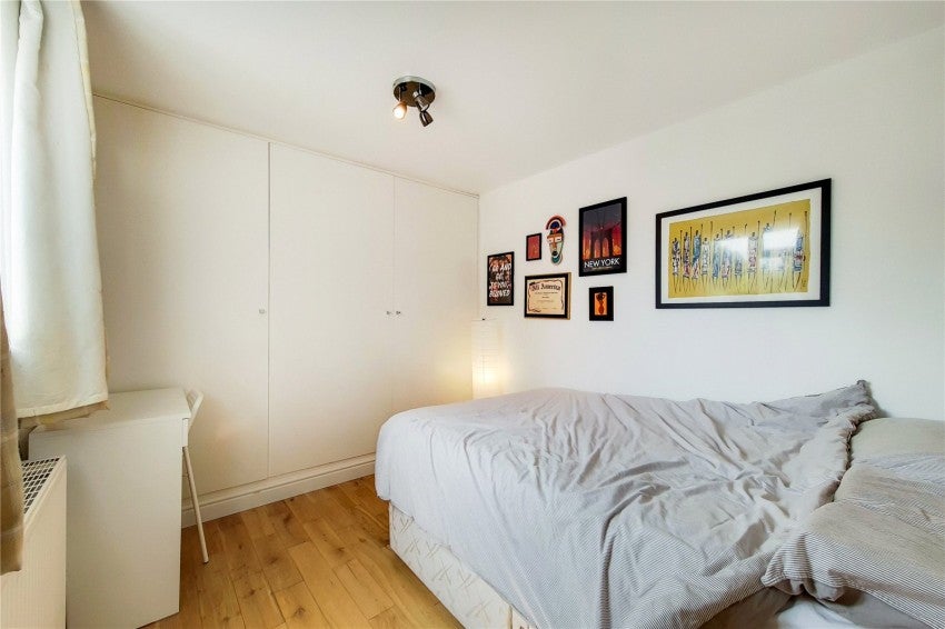 Flat Cathnor Road in Greater London