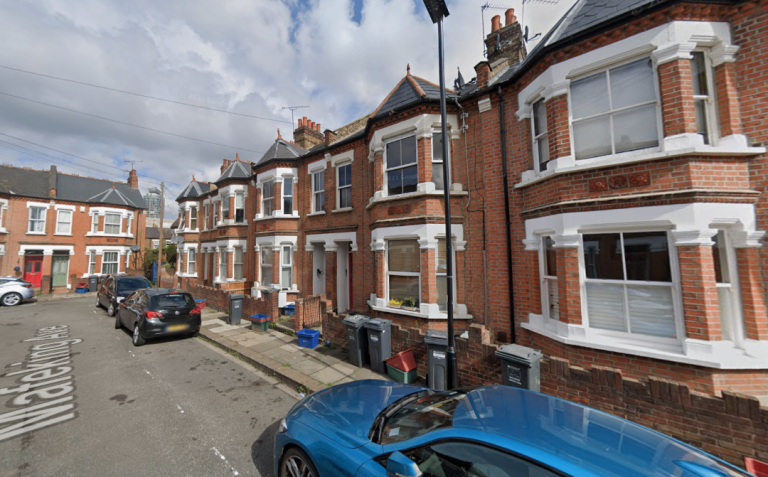 Flat Mafeking Avenue in Greater London