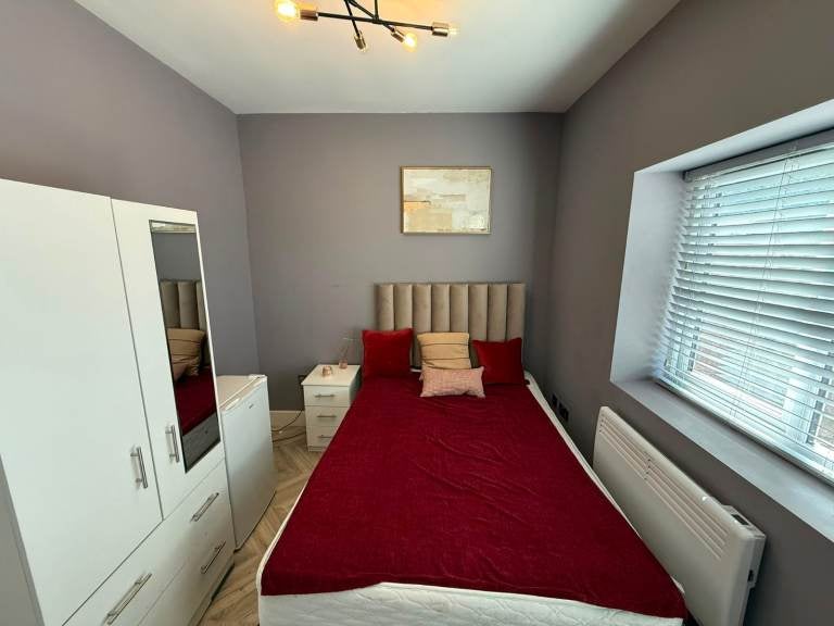 Flat Thornton Avenue in Greater London