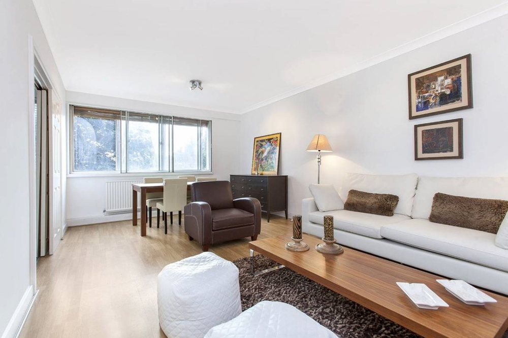 Flat Warwick Gardens in Greater London