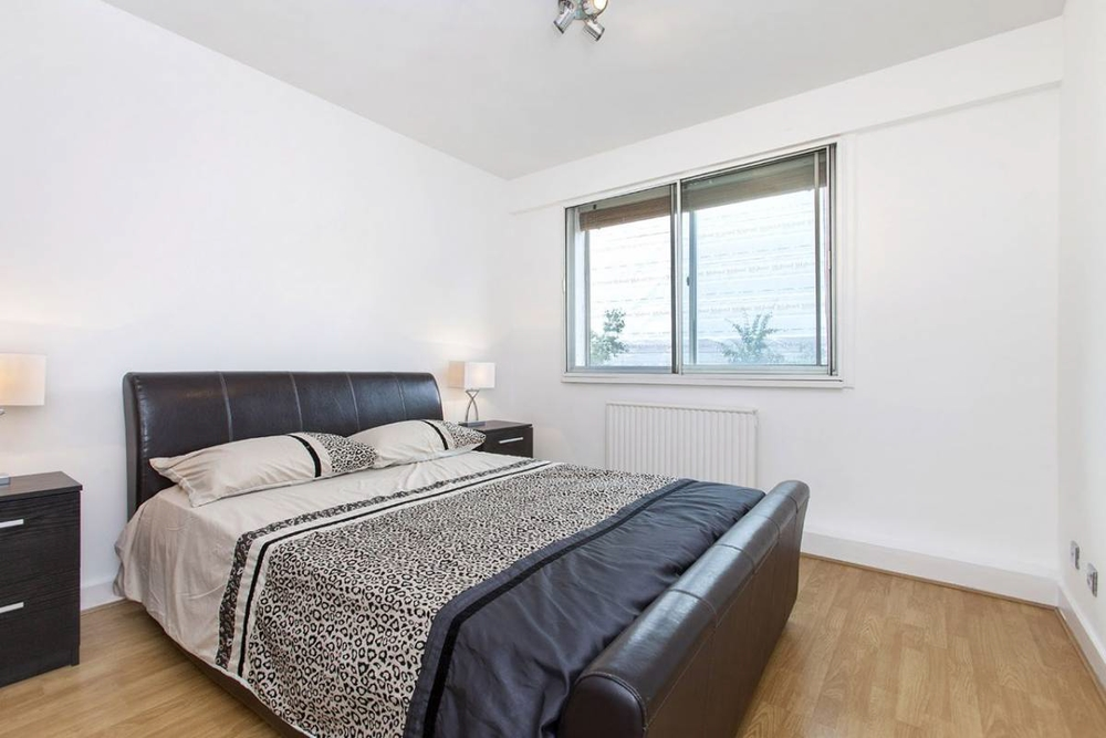 Flat Warwick Gardens in Greater London