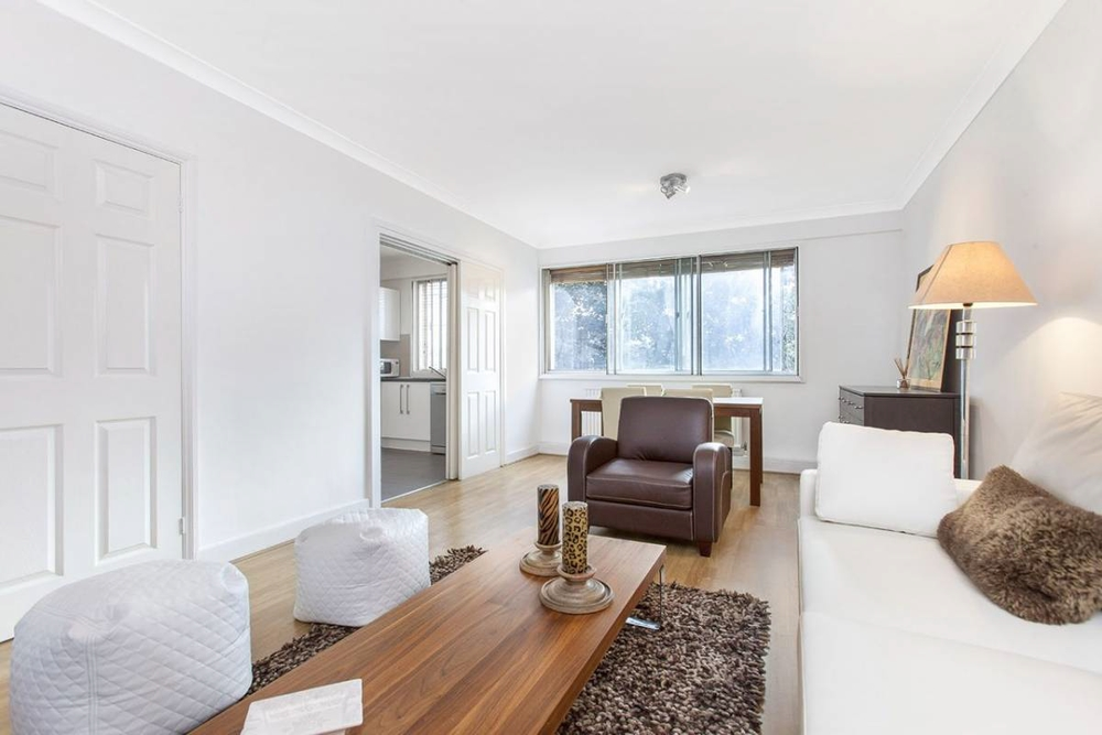 Flat Warwick Gardens in Greater London