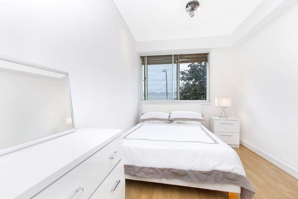 Flat Warwick Gardens in Greater London
