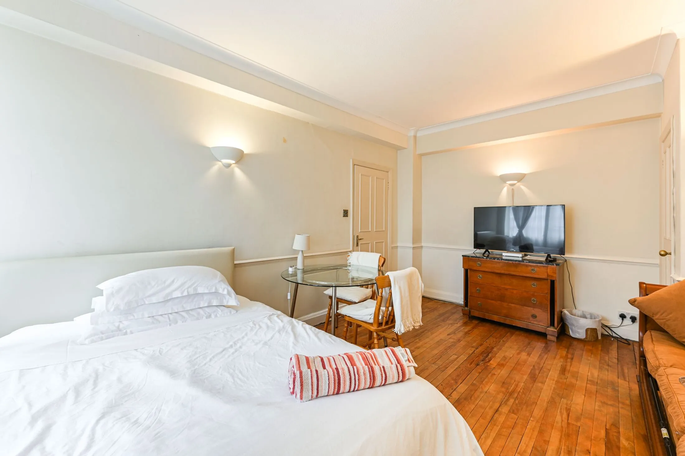 Flat Sloane Avenue in Greater London
