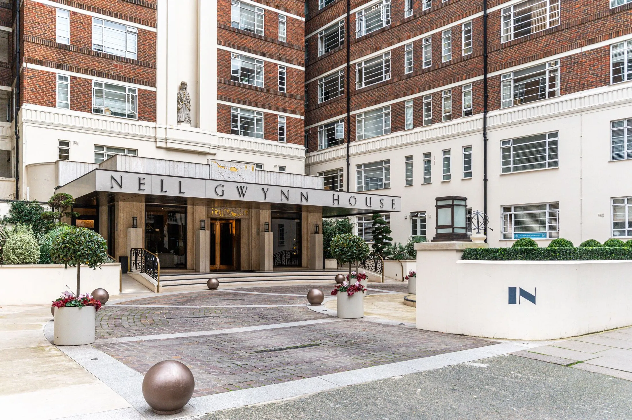 Flat Sloane Avenue in Greater London