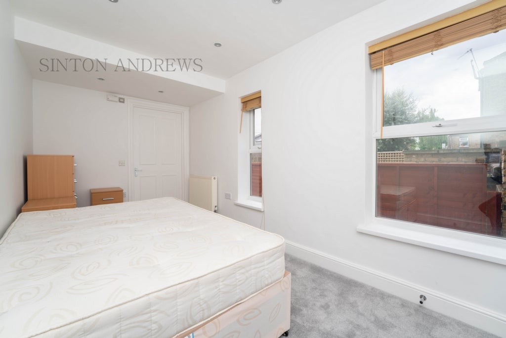 Flat Acton Lane in Greater London