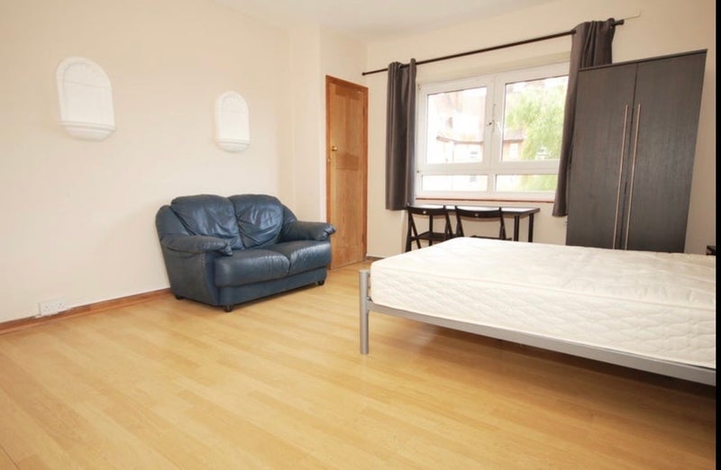 Room South End Close in Greater London