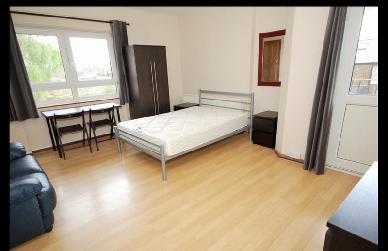 Room South End Close in Greater London