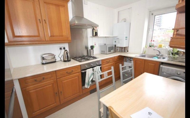 Room South End Close in Greater London