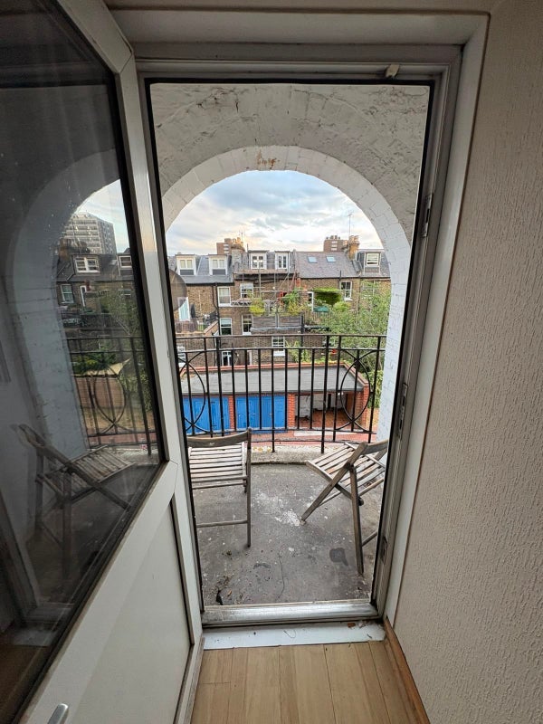 Room South End Close in Greater London