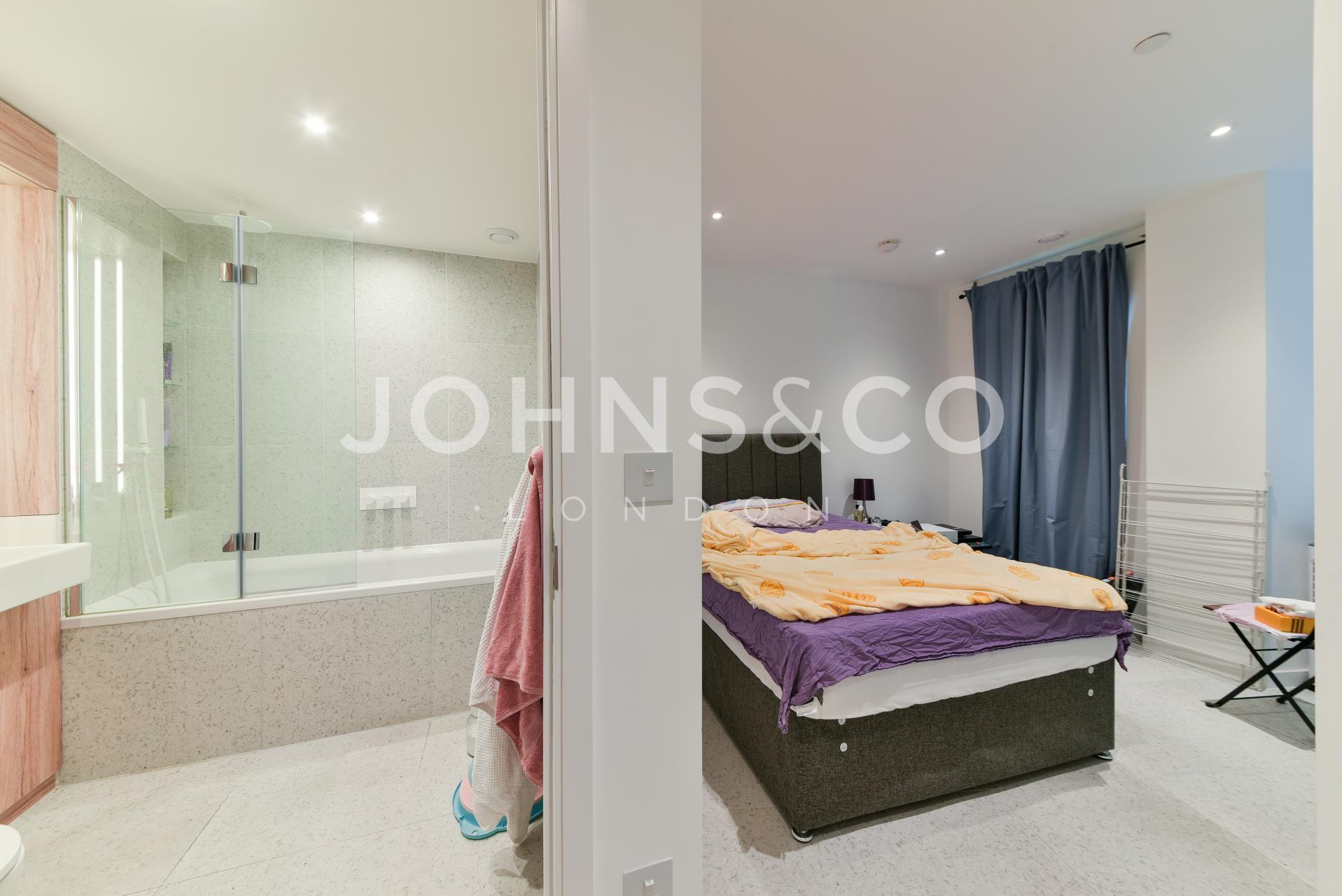 Flat Cendal Crescent in Greater London