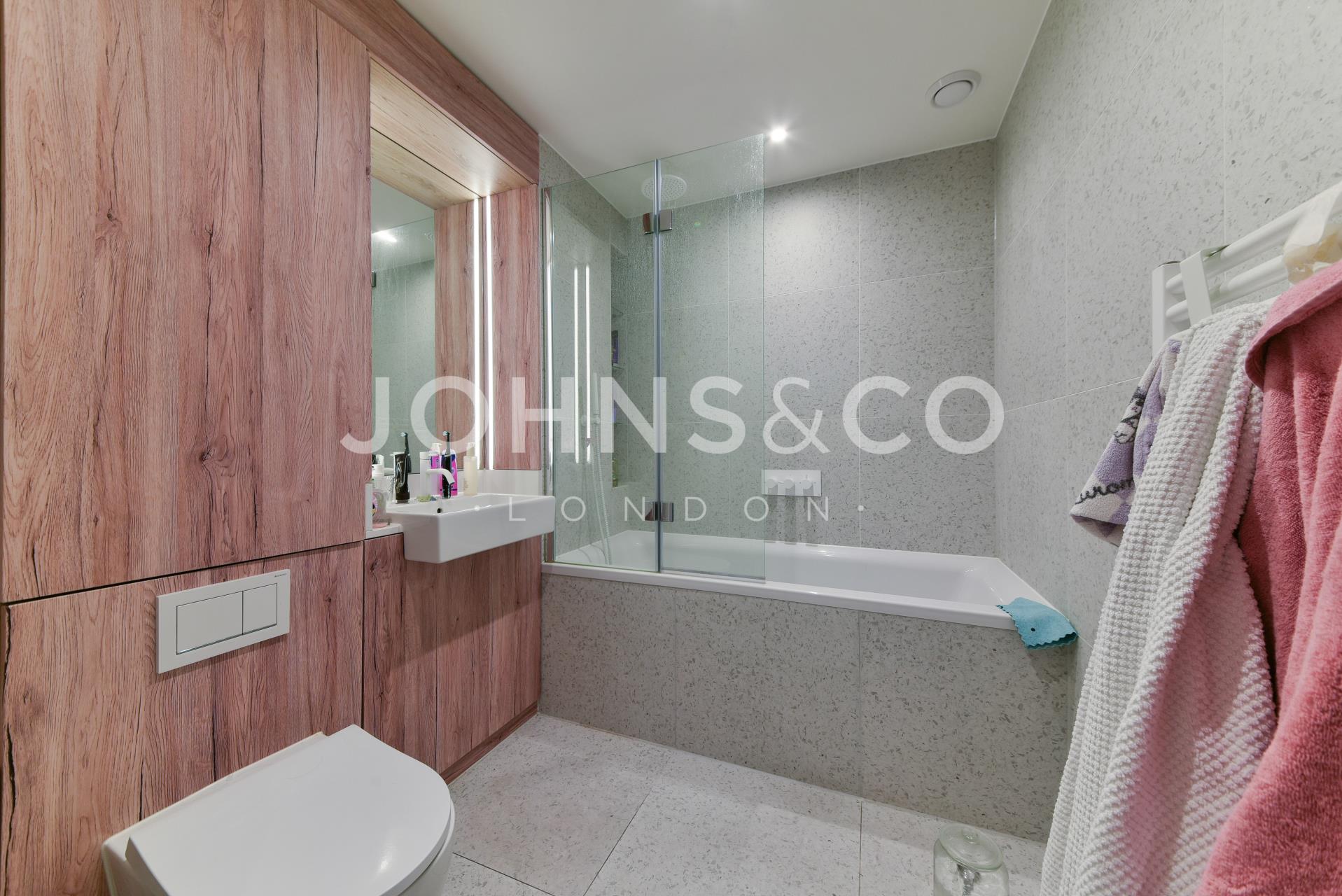 Flat Cendal Crescent in Greater London