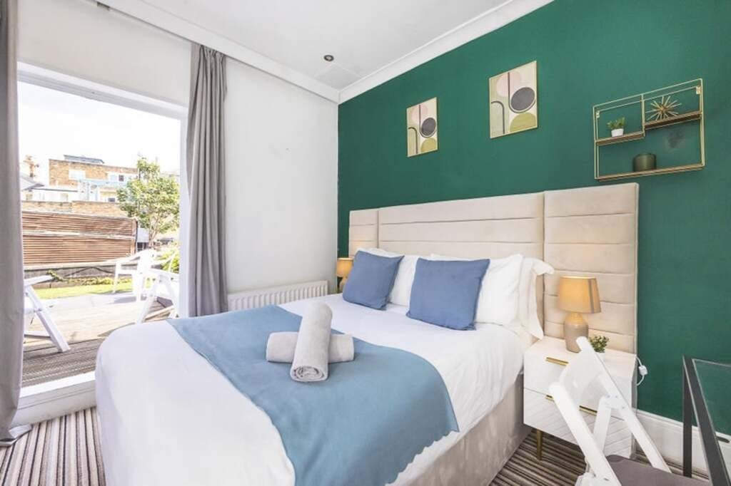Room Studd Street in Greater London