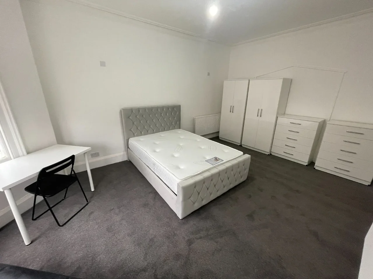 Room Kings Road in Greater London