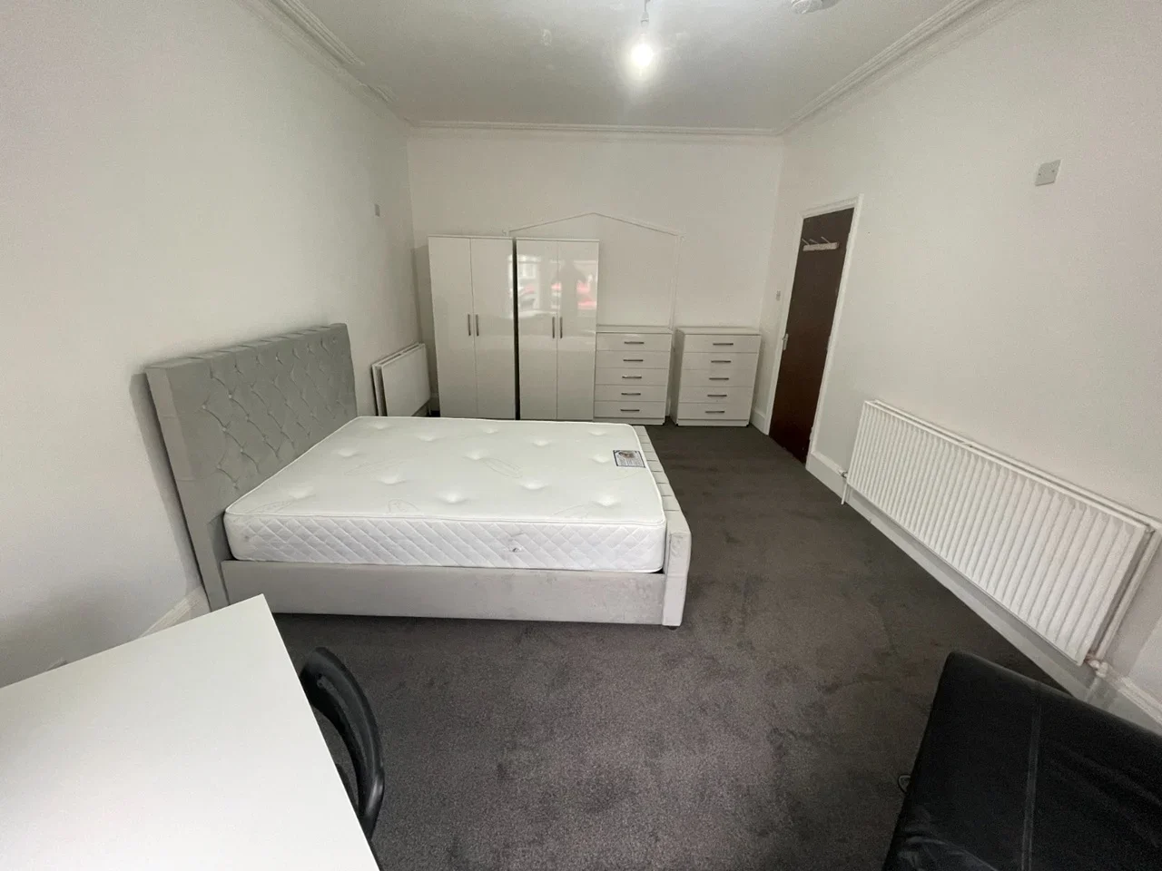 Room Kings Road in Greater London