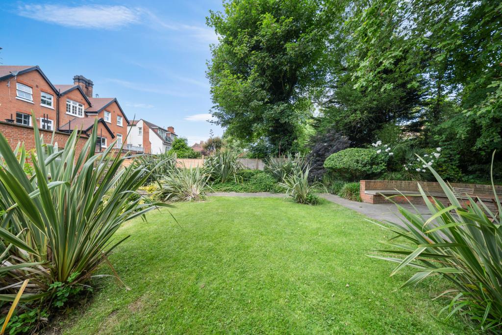 Flat Finchley Road in Greater London