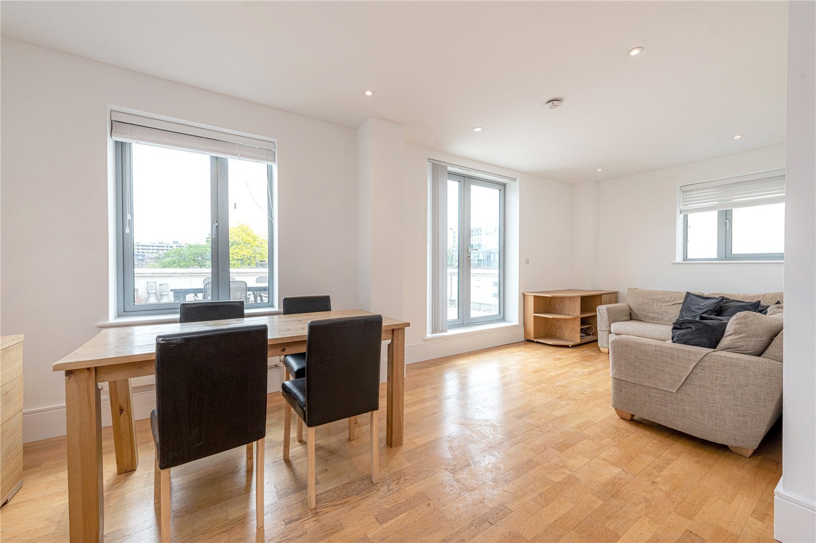 Flat Albion Yard in Greater London