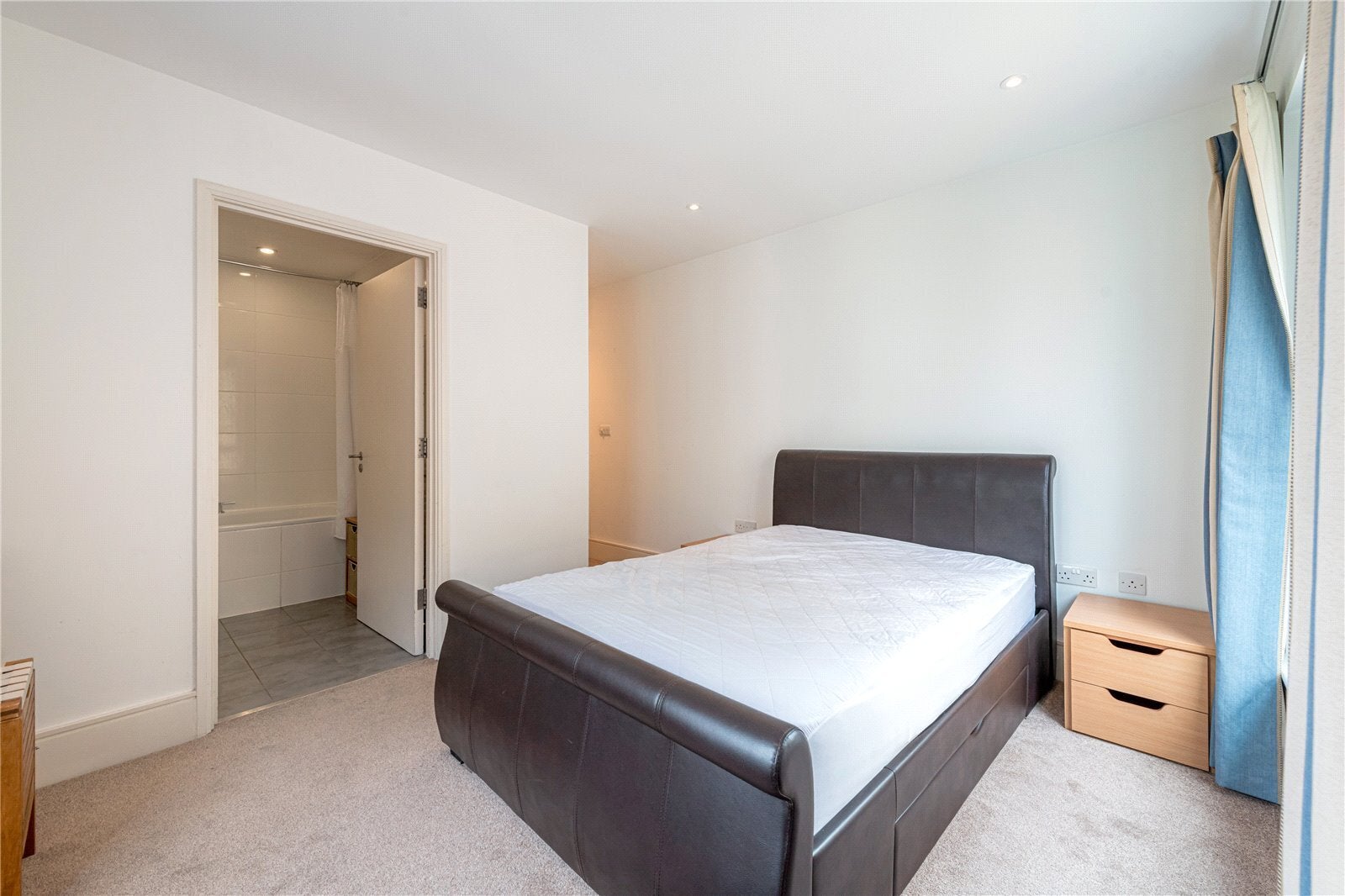 Flat Albion Yard in Greater London