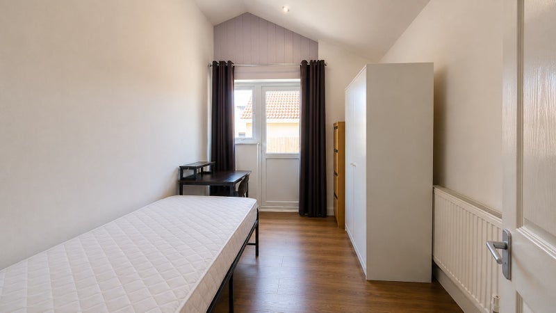 Room Southmead Road in Bristol