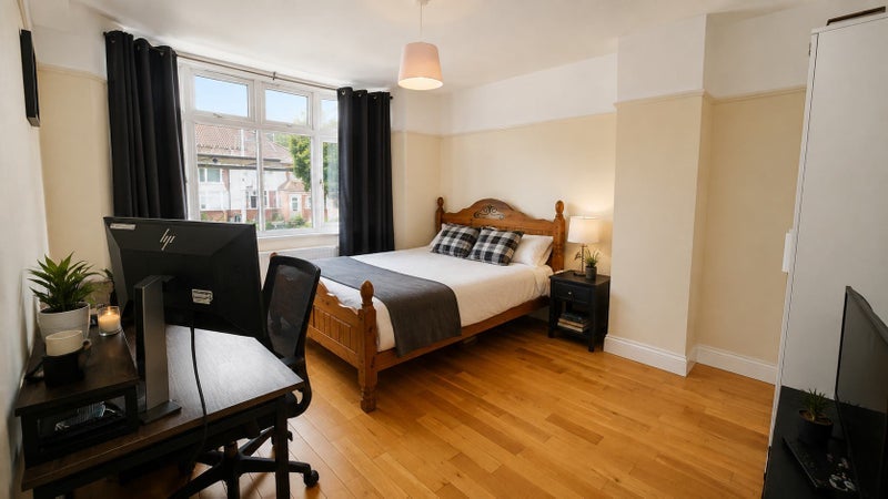 Room Southmead Road in Bristol