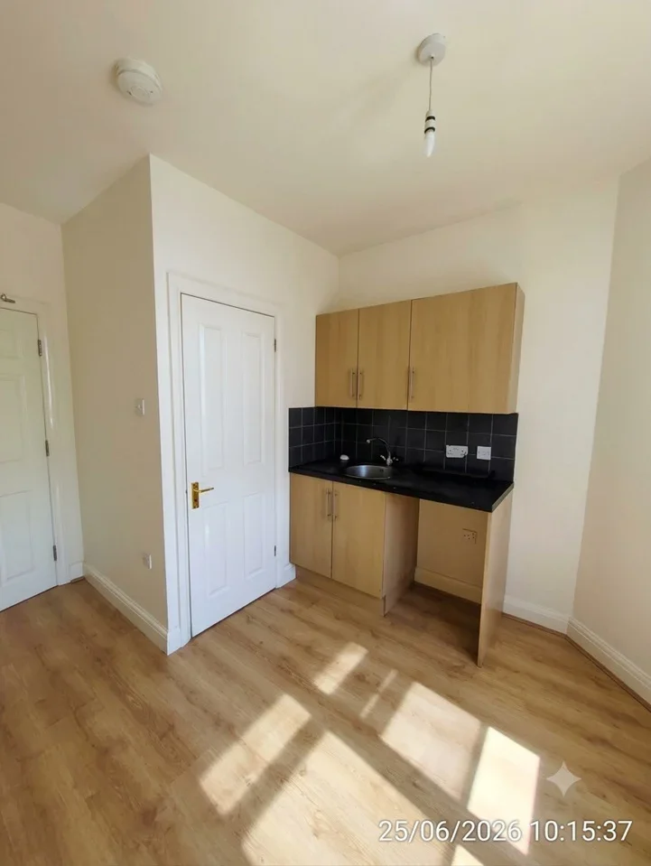 Flat Leeside Crescent in Greater London
