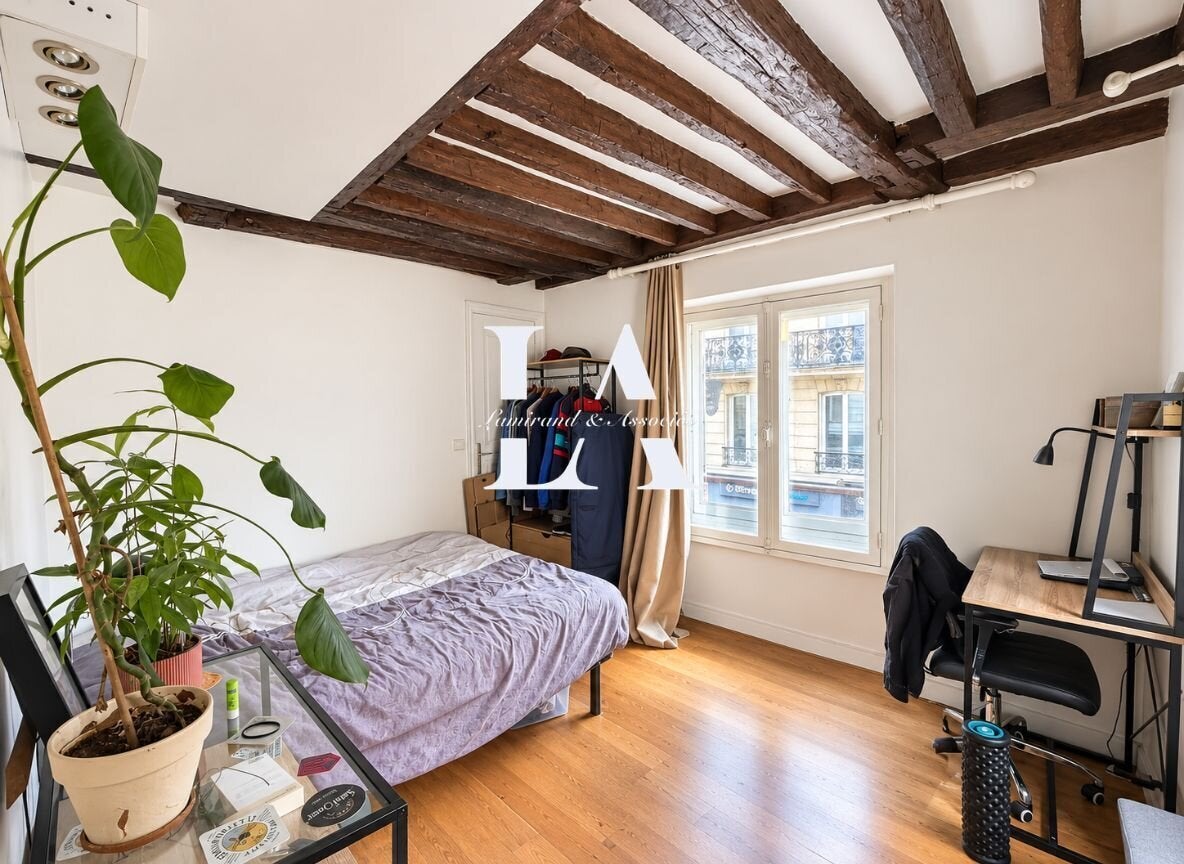 Flat Rue de Chabrol in Paris