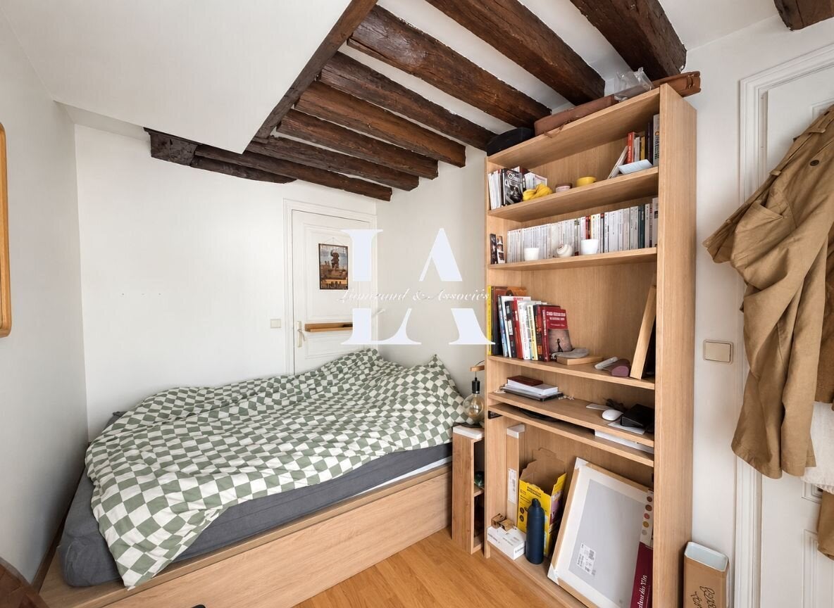 Flat Rue de Chabrol in Paris