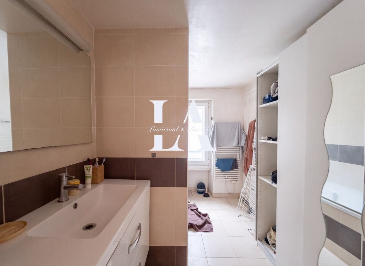Flat Rue de Chabrol in Paris