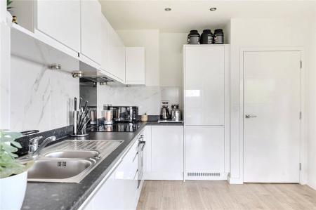 Flat Rowland Road in Greater London