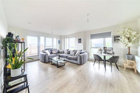Flat Rowland Road in Greater London