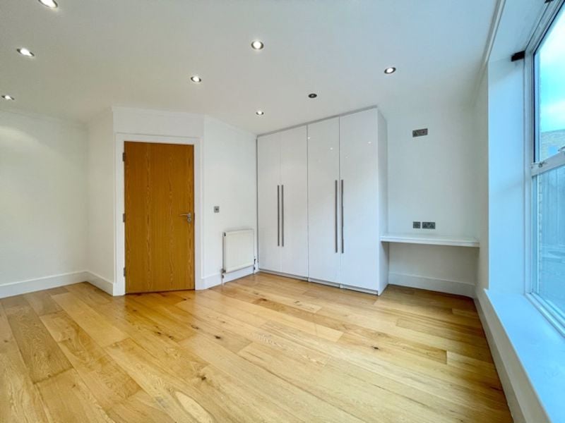 Flat Holloway Road in Greater London