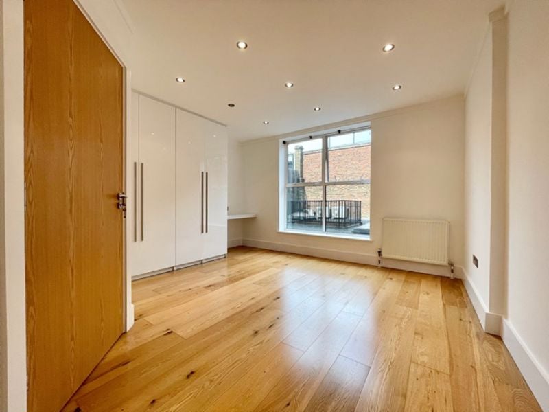 Flat Holloway Road in Greater London