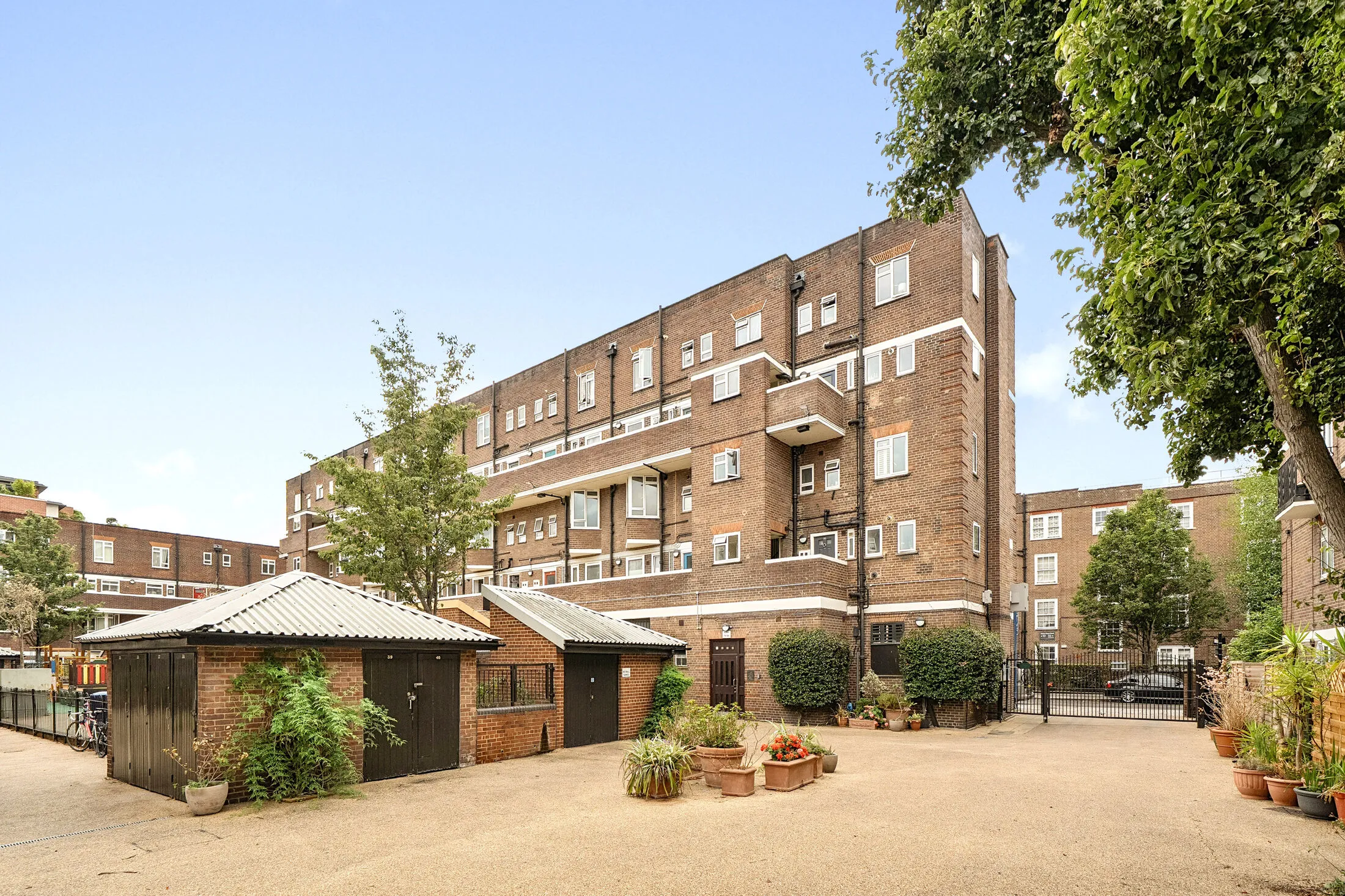 Flat Grove Cottages in Greater London