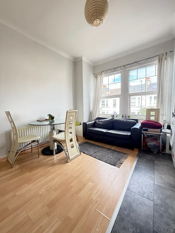 Flat Tooting Bec Road in Greater London