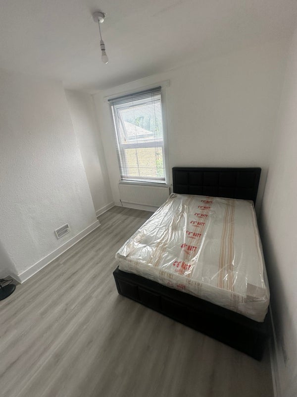 Room Mount Pleasant Road in Greater London