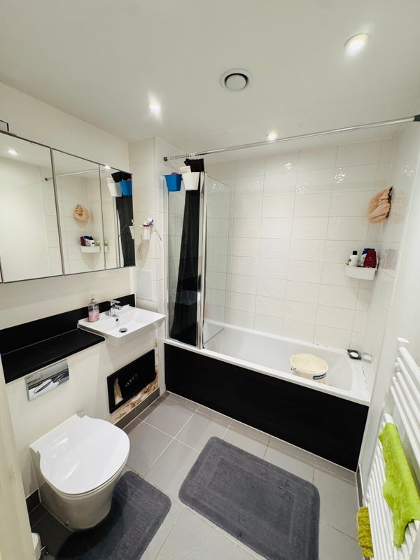 Room Thunderer Street in Greater London