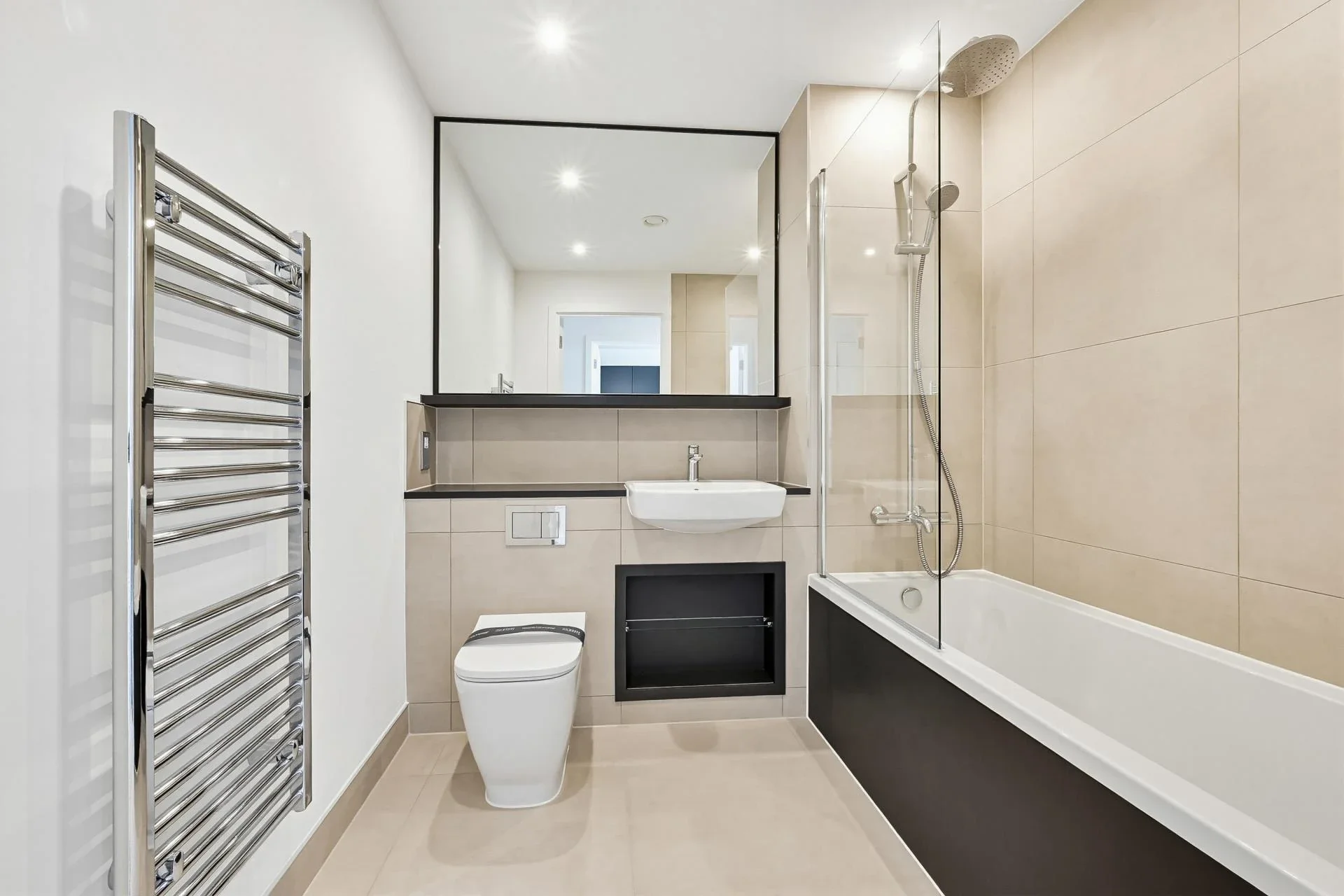 Flat Chequers Lane in Greater London