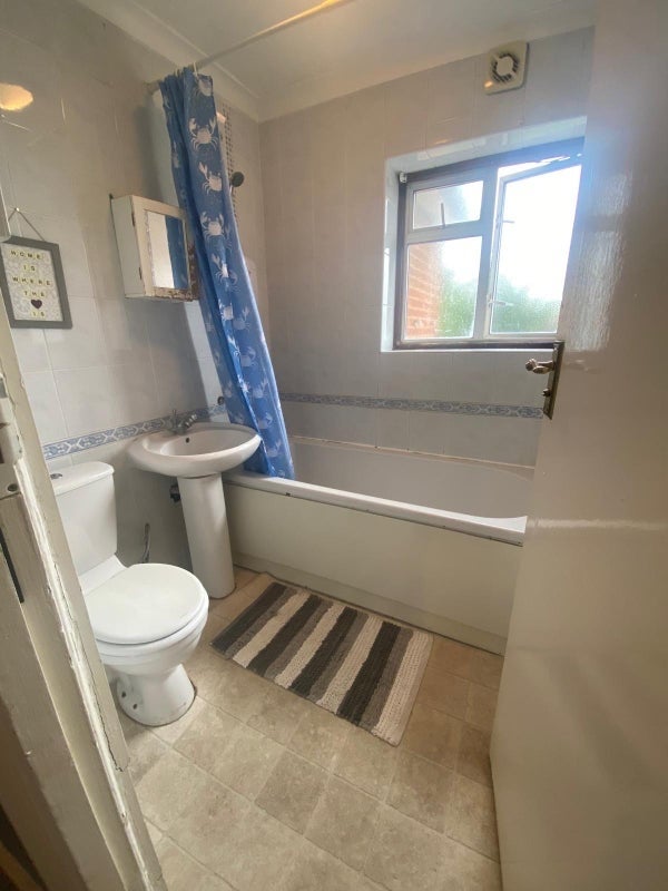 Room Whitton Avenue East in Greater London