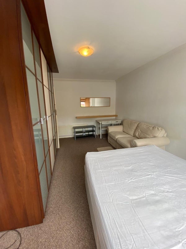 Room Whitton Avenue East in Greater London